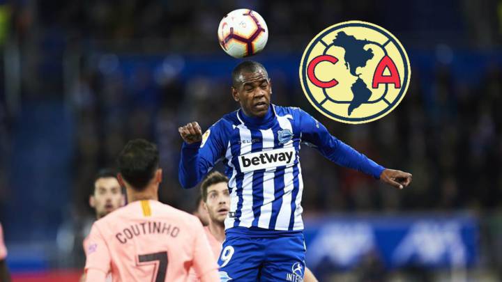 Diego Rolán disputa una pelota con el Deportivo Alavés.