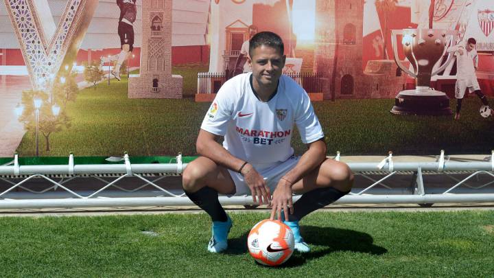 Javier Hernández es presentado con el Sevilla.