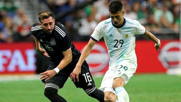 Héctor Herrera persigue a Ezequiel Palacios durante el partido amistoso entre México y Argentina.