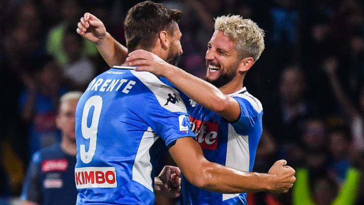 Fernando Llorente celebra un gol con Mertens.