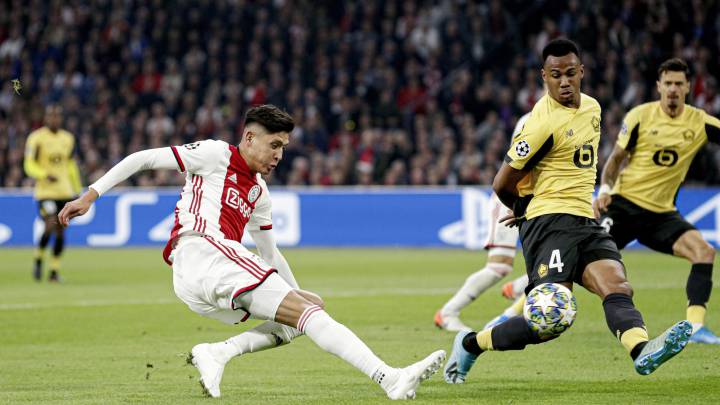 Edson Álvarez remata para hacer su primer gol en la Champions League.