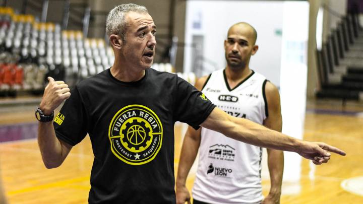 Francisco Olmos, coach de Fuerza Regia de Monterrey