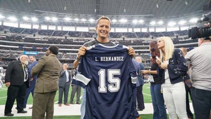 Matador Hernández recibe jersey de Cowboys en juego vs Miami