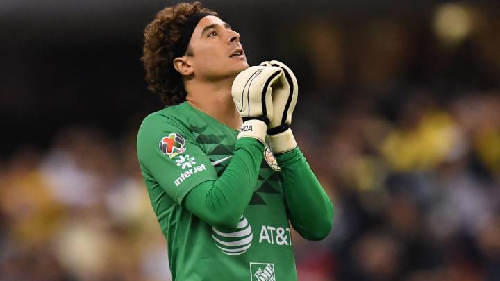 Guillermo Ochoa durante un partido contra Pumas en el Estadio Azteca.
