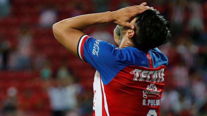 Alan Pulido se lamenta luego de un yerro.