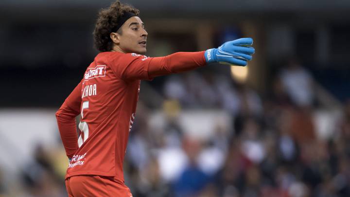 Guillermo Ochoa durante un partido del América en el Estadio Azteca.