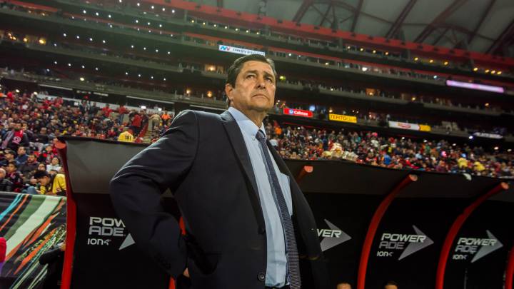 Luis Fernando Tena como estratega durante un partido de la Liga MX.
