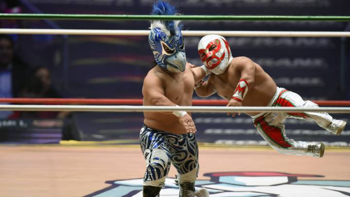 Microman realiza un lance sobre el cuadrilátero.