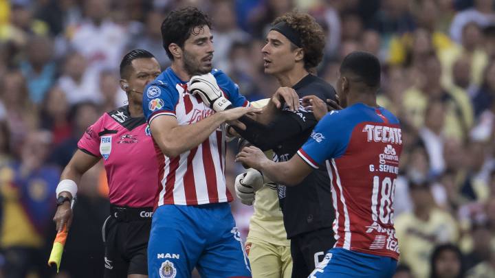 Las diferencias en las fotos del supuesto escupitajo de Ochoa