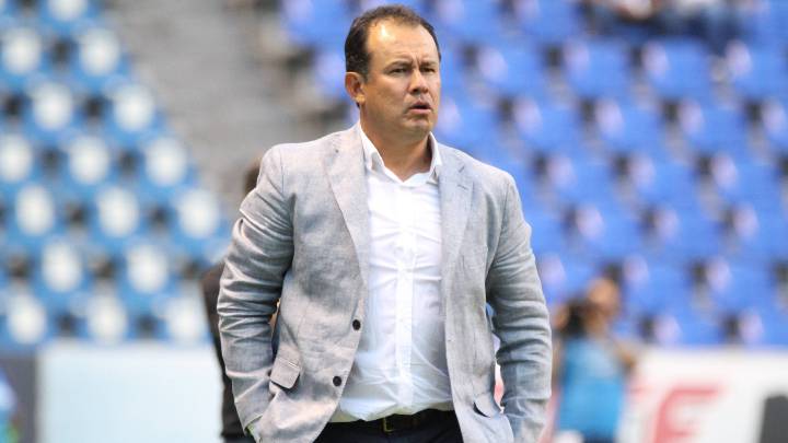 Juan Reynoso dirige a sus jugadores del Puebla durante un partido celebrado en el Estadio Cuauhtémoc.