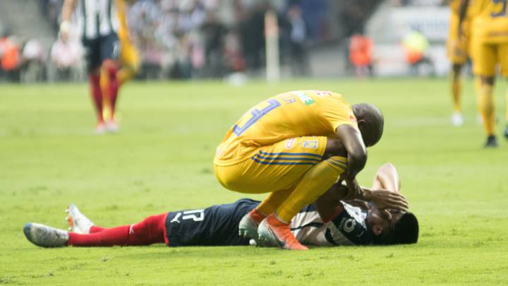 Avilés Hurtado tendido sobre el césped luego de sufrir lesión en el tendón de Aquiles ante Tigres.