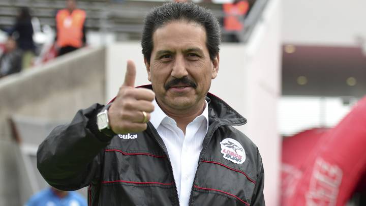 Alfonso Esparza, rector de la BUAP, ataviado con vestimenta de Lobos.
