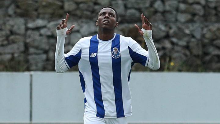 Joao Maleck juega y entrena a equipo del reclusorio de Guadalajara