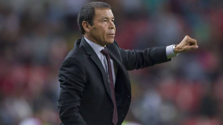 José Guadalupe Cruz dirige a su equipo desde su área técnica.