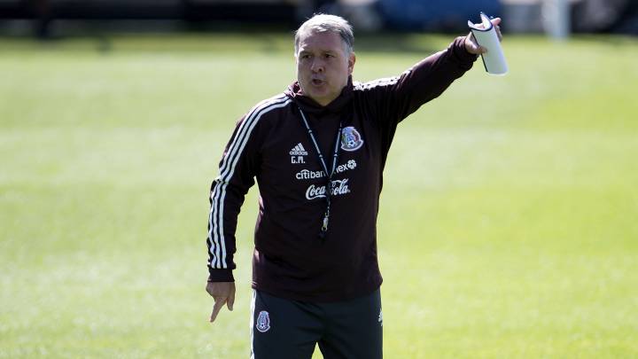 Gerardo Martino dirige una práctica de la Selección Mexicana.