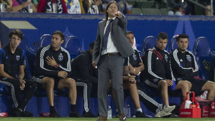 Matías Almeyda durante un partido dirigiendo a San José Earthquakes.