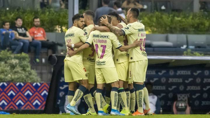 Jugadores del América celebran un gol ante el Cruz Azul.