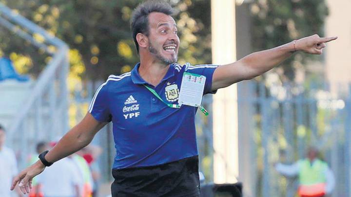 Fernando Batista dirigiendo al representativo de Argentina.