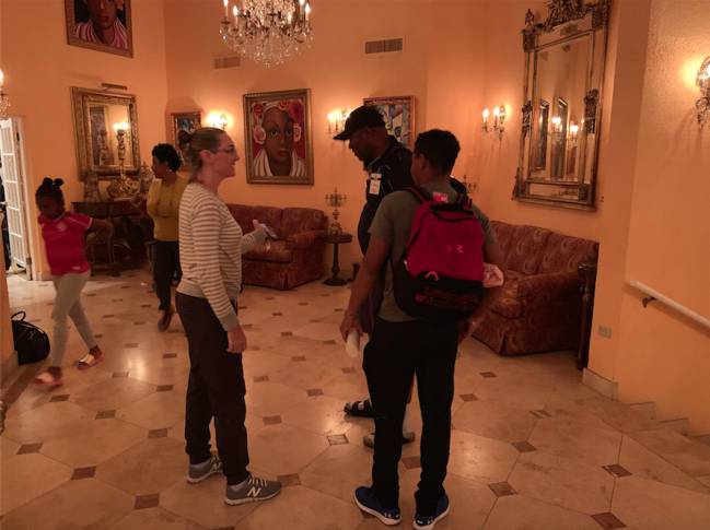 El entrenador de Bermudas, Kyle Lightbourne, convive con aficionados
