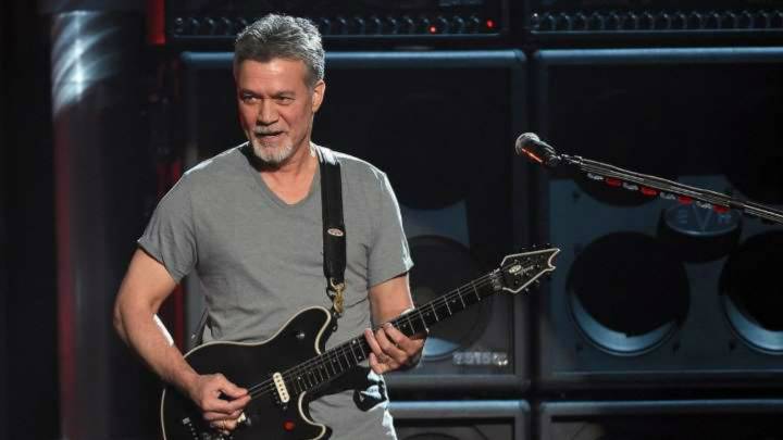 Eddie Van Halen tocando su guitarra durante un concierto.