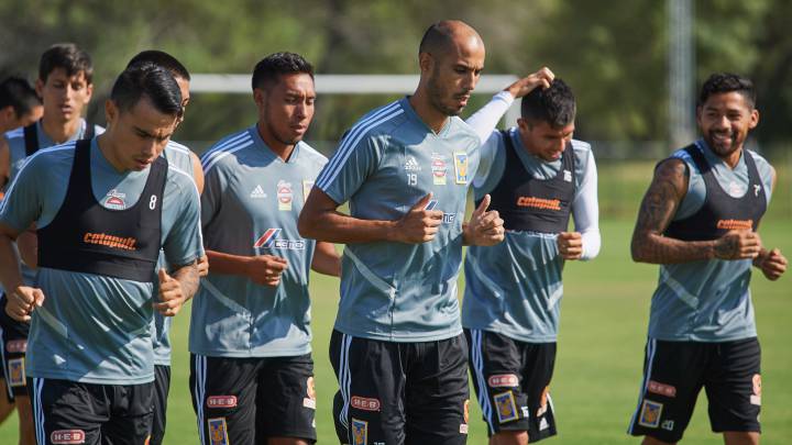 Jugadores de Tigres en entrenamiento