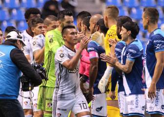 Jugadores de Puebla y Atlas posan juntos en apoyo al Tibu