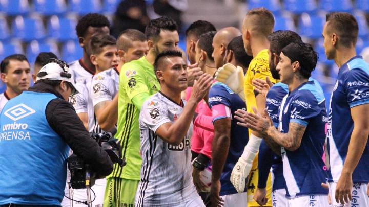 Jugadores de Puebla y Atlas posan juntos en apoyo a Veracruz