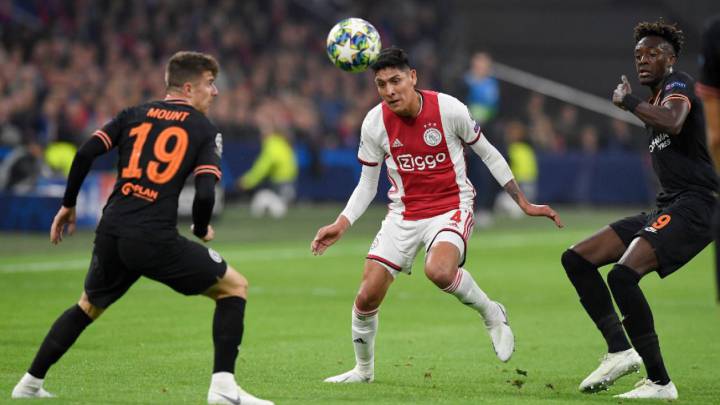 Edson Álvarez se quedó cerca de anotarle al Chelsea con el Ajax