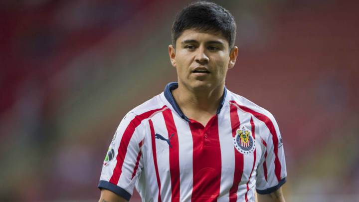 Javier López durante un partido con Chivas.