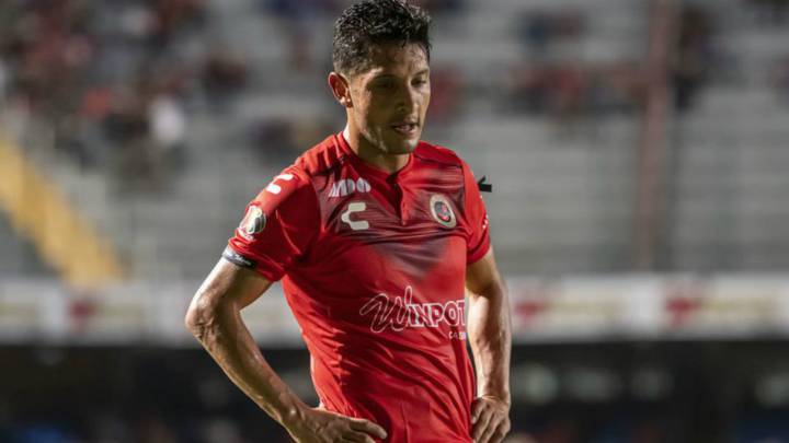 Ángel Reyna durante un partido con los Tiburones Rojos.