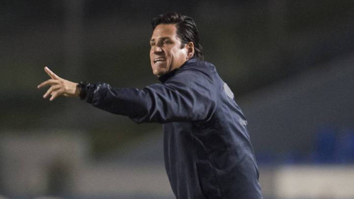 Mario García da indicaciones durante un partido.