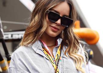 Belinda se sube a un automóvil de la Fórmula 1
