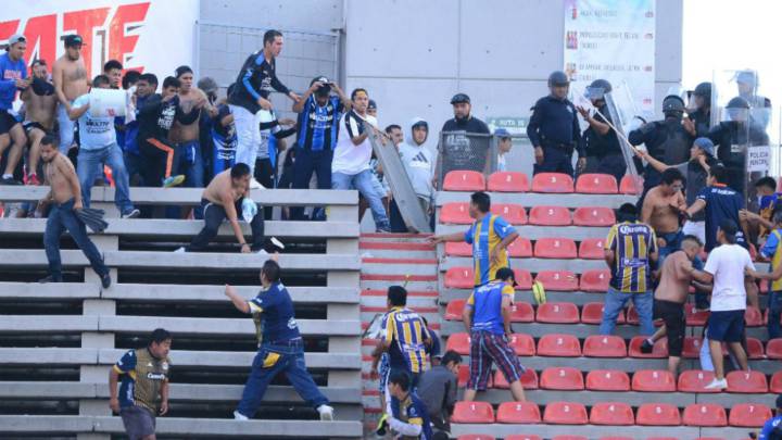 Aficionados de Querétaro se enfrentan con seguidores del Atlético de San Luis.