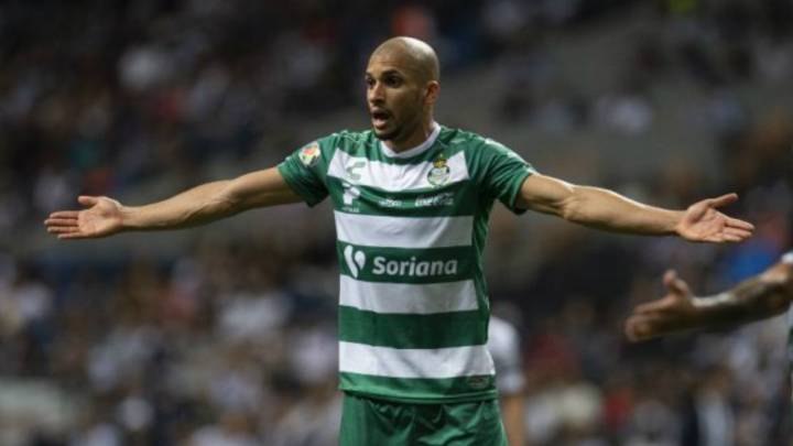 Matheus Doria durante un partido con Santos Laguna.