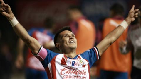 Balón rompe la red por fuera y Chivas celebra falso gol