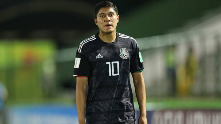 Israel Luna durante un partido con la Selección Mexicana Sub-17.