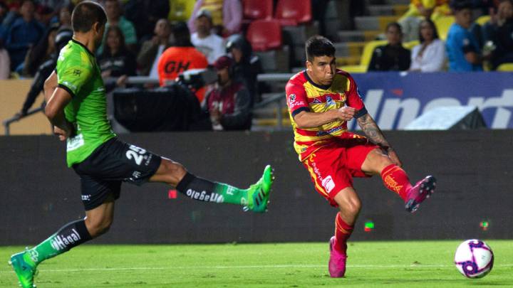 Luis Mendoza realiza un tiro a gol ante FC Juárez.