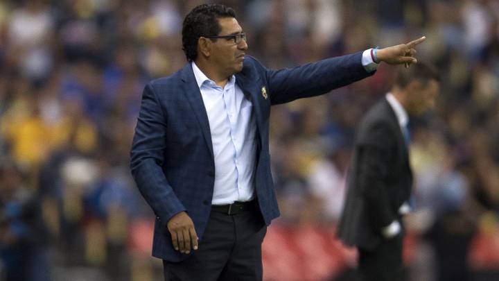 Álvaro Galindo durante un partido en el cual dirige al América.