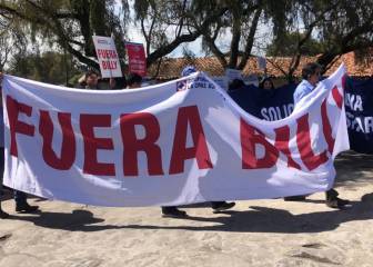Cooperativistas de Cruz Azul protestan afuera de la FMF