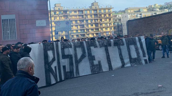Seguidores del Napoli les grita 'mercenarios' a los jugadores