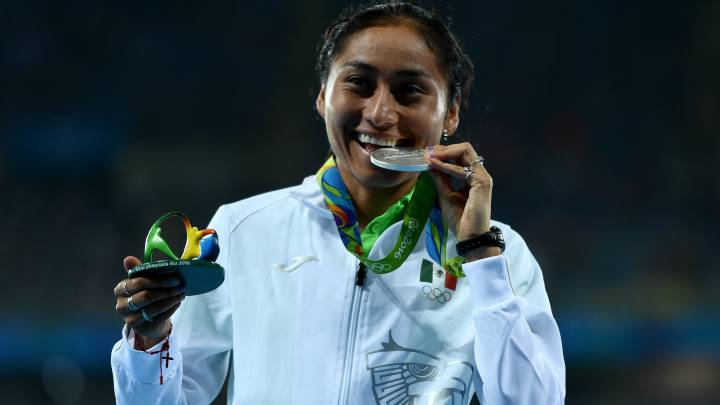 Guadalupe González en el podio de Río 2016 tras ganar el subcampeonato de marcha olímpica.