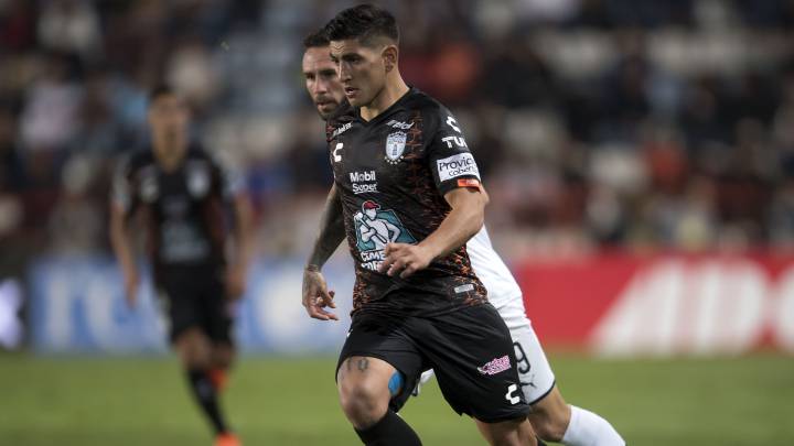Víctor Guzmán durante un partido con el Pachuca.