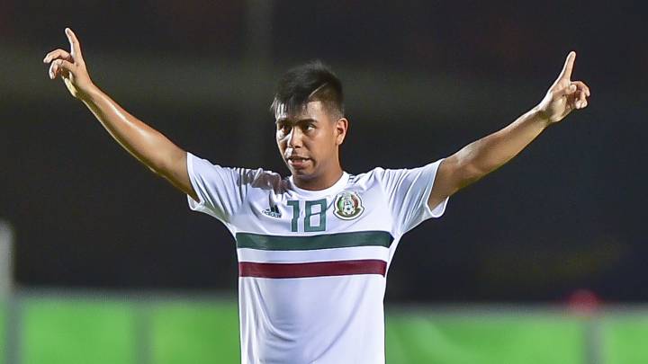 Efraín Álvarez durante un partido con la Selección Mexicana.
