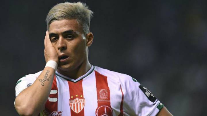 Brian Fernández se lamenta durante un partido con el Necaxa.
