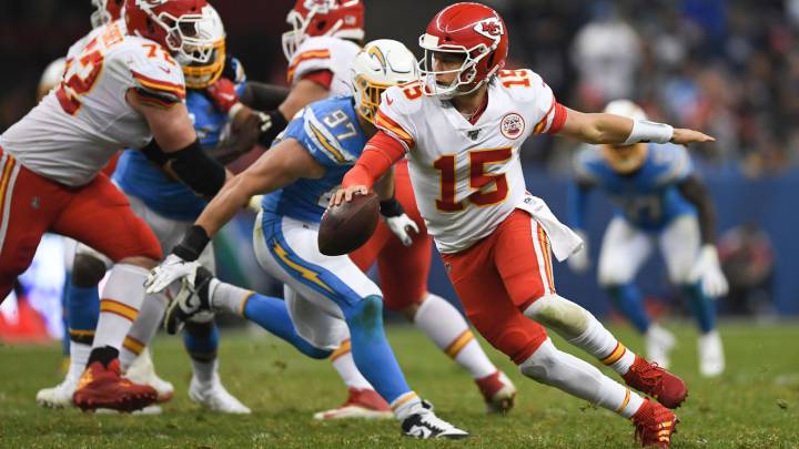 Patrick Mahomes durante el partido contra Los Angeles Chargers en el Estadio Azteca.