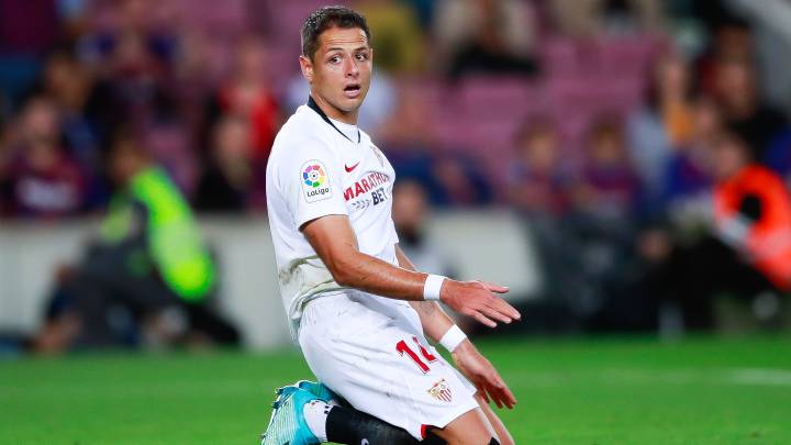 Chicharito Hernández, borrado del Sevilla en los últimos juegos