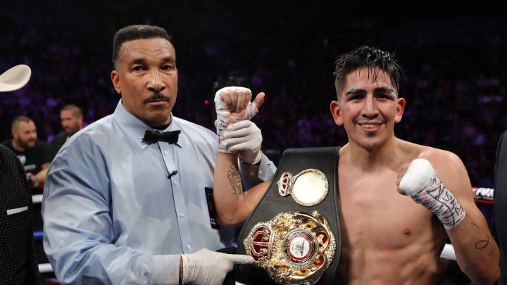 Leo Santa Cruz igualó al Canelo al tener un título en 4 divisiones