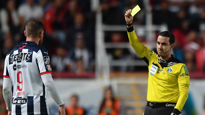 Vincent Janssen y César Ramos Palazuelos se hicieron de empujones