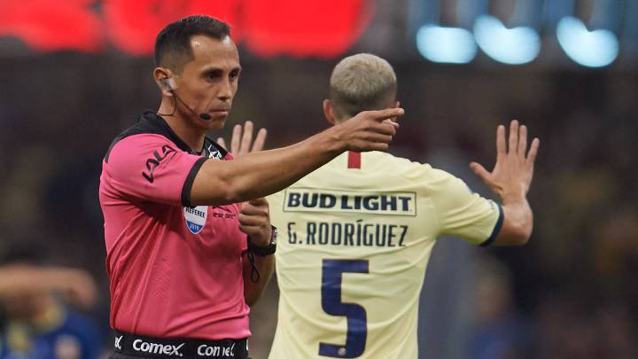 VAR anula gol a Róger Martínez por mano de Henry Martin