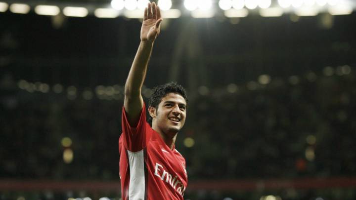 Carlos Vela saluda a la grada enfundado en la playera del Arsenal